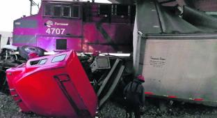 Ferrocarril se lleva de corbata y destroza un tractorcamión, en Ecatepec. Noticias en tiempo real