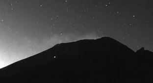 VIDEO: OVNI luminoso es captado sobrevolando el volcán Popocatépetl . Noticias en tiempo real