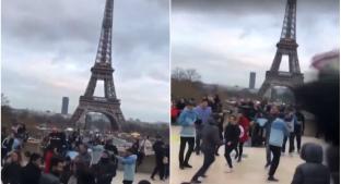 Mexicanos hacen baile épico en la Torre Eiffel, al ritmo de “La Chona”. Noticias en tiempo real