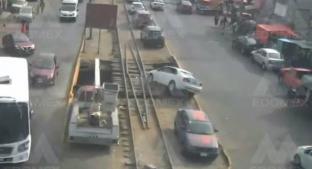 Cámaras captan momento en que conductor pierde el control y cae en canal, en Naucalpan. Noticias en tiempo real