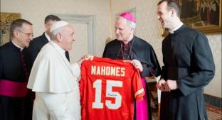 Le obsequian jersey de Patrick Mahomes al Papa Francisco. Noticias en tiempo real