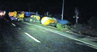 Chofer de pipa de gas pierde la vida al volcar su unidad en la carretera Atlacomulco. Noticias en tiempo real