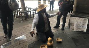 Pulquero de Xochimilco denuncia que autoridades lo extorsionan; se encadena por Sheinbaum. Noticias en tiempo real