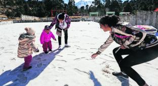 Autoridades advierten sobre los riesgos de visitar el Nevado de Toluca tras caída de nieve. Noticias en tiempo real