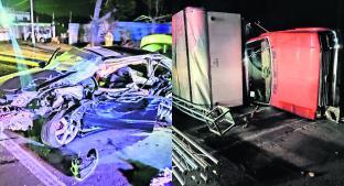 Camioneta de sonideros choca contra auto y queda destrozado en el Estado de México. Noticias en tiempo real
