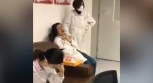 Doctora rompe en desgarrador llanto, presuntamente por atender casos de coronavirus. Noticias en tiempo real