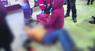 Familiares de hombre baleado arremeten contra paramédicos por no revivirlo, en CDMX. Noticias en tiempo real