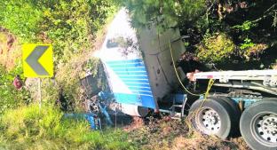 Muere conductor al ser embestido por tráiler sobre la carretera Tenancingo-Toluca. Noticias en tiempo real