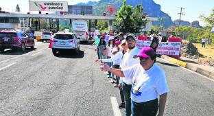 Profesores de la SNTE protestan abriendo casetas por la falta de pagos, en Cuernavaca. Noticias en tiempo real
