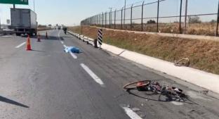 Guardia de seguridad muere al intentar atravesar en bicicleta el Circuito Exterior Mexiquense. Noticias en tiempo real