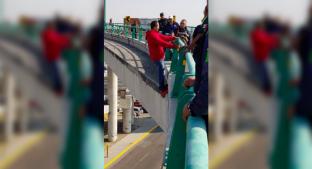 Hombre intenta aventarse de puente en avenida José López Portillo tras confesar feminicidio. Noticias en tiempo real