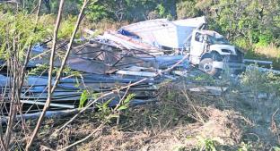 Cae a barranco camión con vigas de aluminio en la autopista Toluca - Tenancingo. Noticias en tiempo real