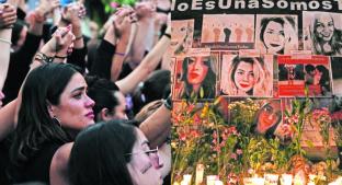Mujeres colocan ofrendas para víctimas de feminicidios, en el Ángel de la Independencia. Noticias en tiempo real