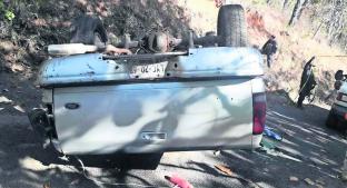 Conductor vuelca y muere aplastado por su propia camioneta, en Valle de Bravo. Noticias en tiempo real