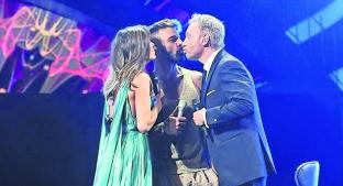Ricky Martin desata la polémica tras besar a conductor del festival Viña del Mar. Noticias en tiempo real