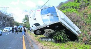 Chofer de camión pierde el control y vuelca sobre la carretera Cuernavaca-Cuautla. Noticias en tiempo real