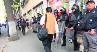 Desalojan a comerciantes ambulantes tras enfrentamiento contra policías, en Edomex. Noticias en tiempo real