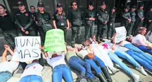 Mujeres se plantan ante la Fiscalía de Toluca por un alto a la violencia. Noticias en tiempo real