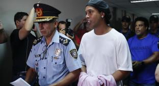 Ronaldinho aparece esposado ante juzgado en Paraguay. Noticias en tiempo real