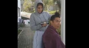 Cristiano Ronaldo deja que su pareja le corte el pelo durante cuarentena. Noticias en tiempo real