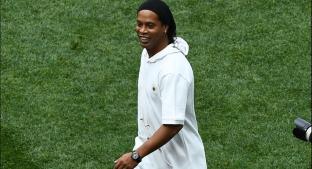 Ronaldinho presenta a su nuevo compañero desde la cárcel. Noticias en tiempo real