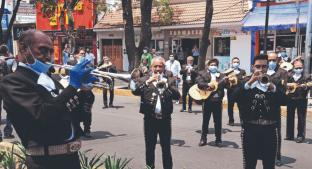 De Garibaldi para el INER: Mariachis llevan serenata a médicos y pacientes con Covid-19 . Noticias en tiempo real