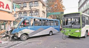 En Toluca camioneros chocan por disputarse el pasaje, hay seis lesionados. Noticias en tiempo real