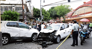 Muere aplastado un hombre luego de choque entre taxi y una camioneta, en CDMX. Noticias en tiempo real