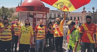 Fans del Monarcas ignoran el Covid-19 y protestan para que su equipo no se mude a Mazatlán. Noticias en tiempo real