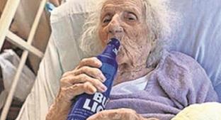 Mujer de 103 años brinda con cerverza por vencer al Covid-19, en Estados Unidos. Noticias en tiempo real