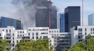 Incendio consume el último piso del WTC de Bruselas en Bélgica. Noticias en tiempo real