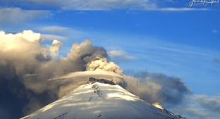 El volcán Popocatépetl amanece cubierto de nieve y con una emisión continua de gas y ceniza . Noticias en tiempo real