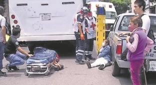 Mujer escapa de asalto al aventarse de una combi en Cuernavaca. Noticias en tiempo real