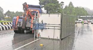 Camioneta de botanas volcó por el exceso de velocidad y pavimento mojado en el Edomex. Noticias en tiempo real