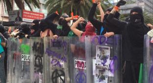 Mujeres encapuchadas se enfrentan con policías de la CDMX, en la marcha a favor del aborto. Noticias en tiempo real