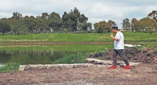 Visitantes de Alameda en Toluca aseguran que algo apesta en la laguna, sospechan qué es. Noticias en tiempo real