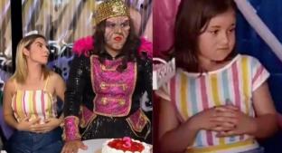 Karla Panini recrea el video de la niña soplando al pastel y causa furia en las redes . Noticias en tiempo real