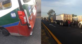 Llanta se le bota a combi y choca, y transportistas realizan bloqueo en la México-Pachuca. Noticias en tiempo real