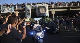 Restos de Diego Maradona llegan al cementerio para su último adiós. Noticias en tiempo real