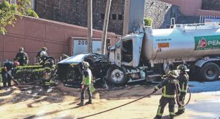 Choca camión cisterna de Pemex y derrame de combustible saca susto a vecinos, en CDMX. Noticias en tiempo real