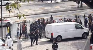 Video capta desalojo 'loco' de restaurante en CDMX, se arma el despapaye frente a policías. Noticias en tiempo real
