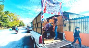 Alejandro instaló su barbería móvil en una camioneta tras perder su empleo, en Morelos . Noticias en tiempo real