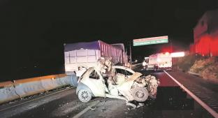 Conductor que iba a exceso de velocidad choca su automóvil y muere prensado, en Morelos. Noticias en tiempo real