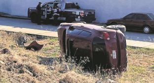 Mujer pierde el control de su camioneta y vuelca en la carretera Cuernavaca-Cuautla, en Morelos. Noticias en tiempo real