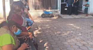 Dejan vestidos y alborotados a abuelitos tras suspender vacunación vs Covid, en Morelos . Noticias en tiempo real