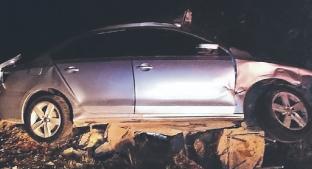Automovilista acelerado muere al chocar y terminar fuera de la autopista, Edomex. Noticias en tiempo real
