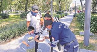Protección Civil y Bomberos de Toluca reparten gel y cubrebocas en lugares públicos. Noticias en tiempo real