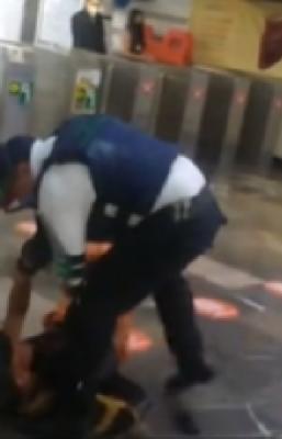 Policía en el Metro CDMX pelea al estilo lucha libre contra usuario, esto provocó todo