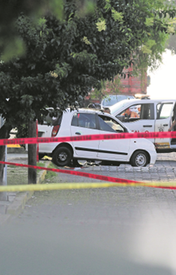 Le dan cuello a dos hombres que estaban en un sitio de taxis pirata, en Coacalco