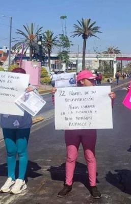 VIDEO: Martha Debayle y alcalde ignoran a familiares que protestan por joven “secuestrada”
